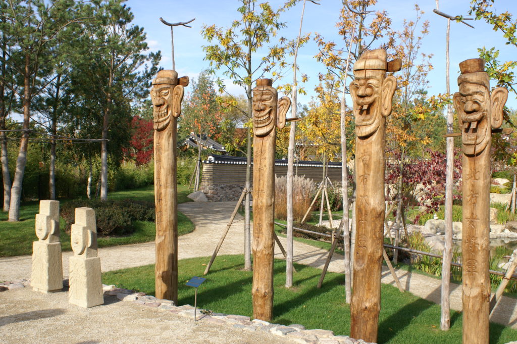 Berlin Gardens of the world: Korean shamanic totems