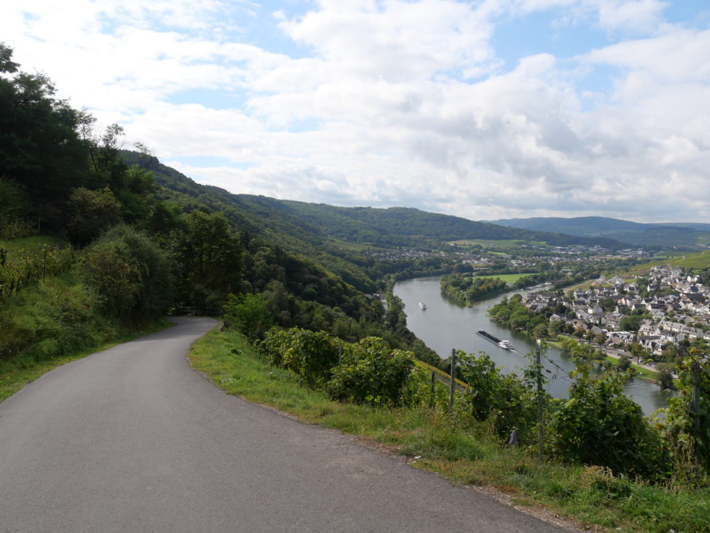 Straße, die zur Burg führt