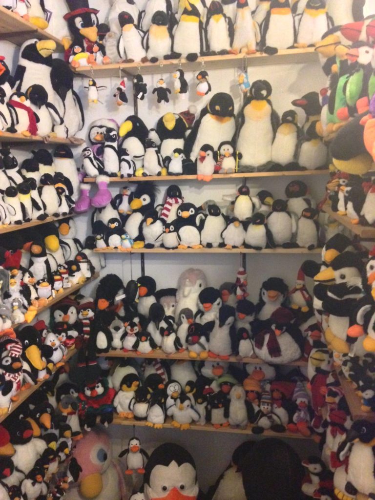 Jede Menge Pinguin-Plüschtiere im Pinguin-Museum
