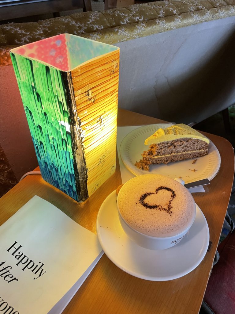 Café Schnurrke: Kuchen und heiße Schokolade