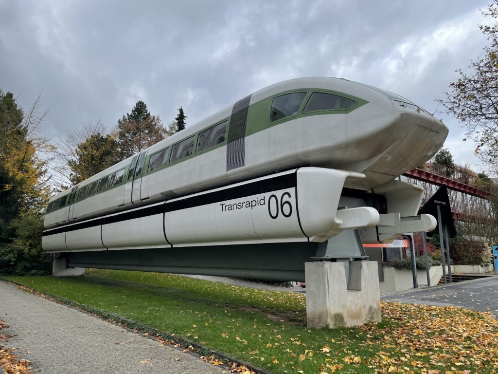 Transrapidzug vor dem Deutschen Museum Bonn