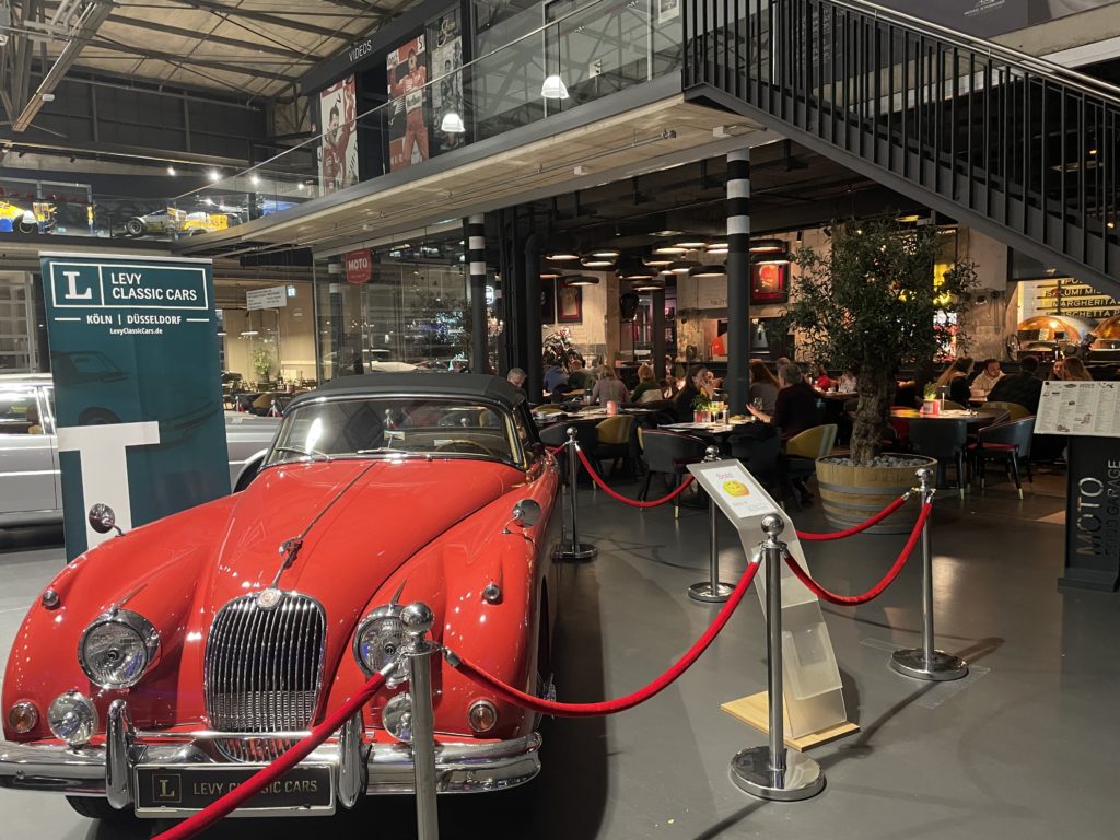 Classic cars & restaurant