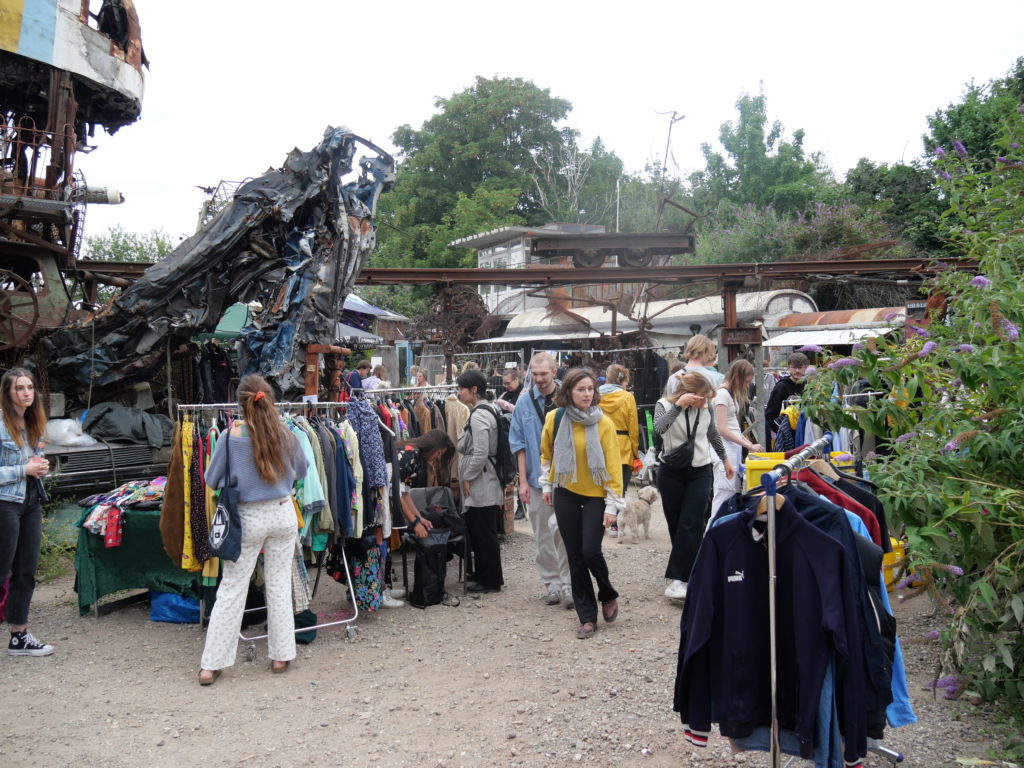 Visitors of the Bazar de Nuit among Odonien