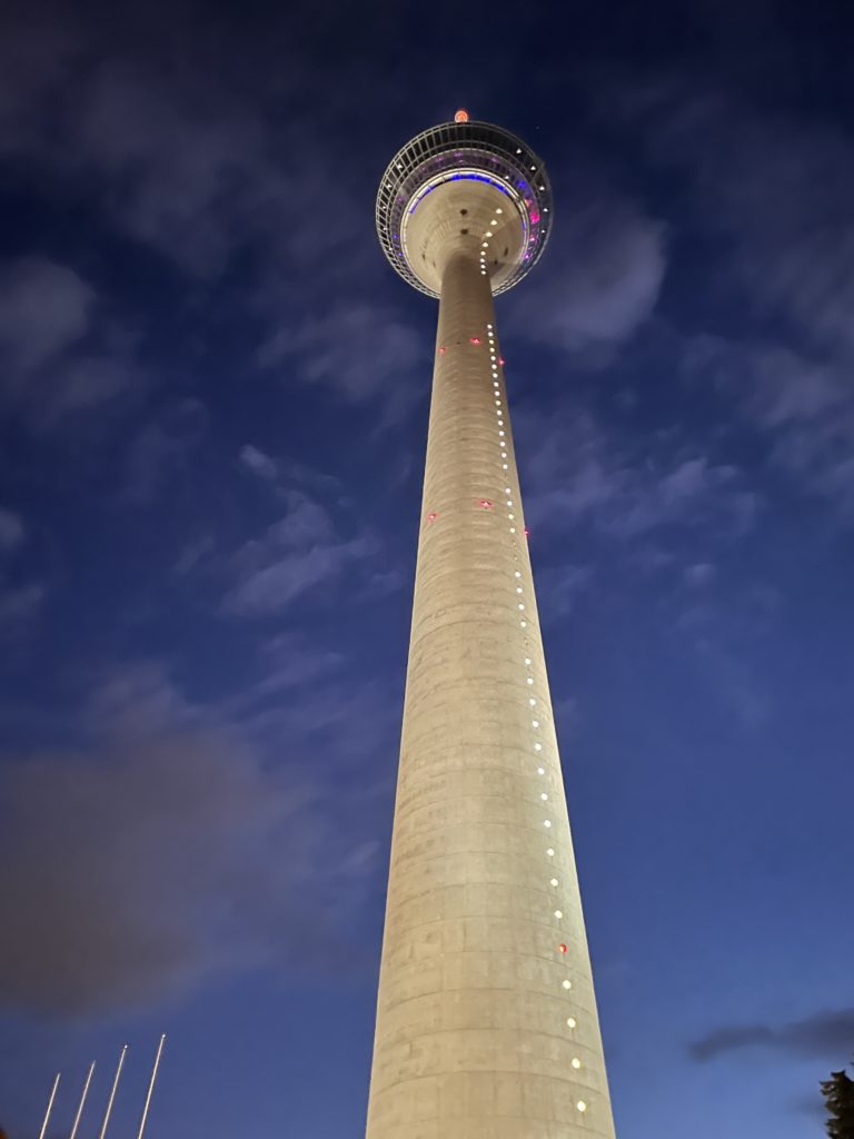 Rhein Turm Düsseldorf