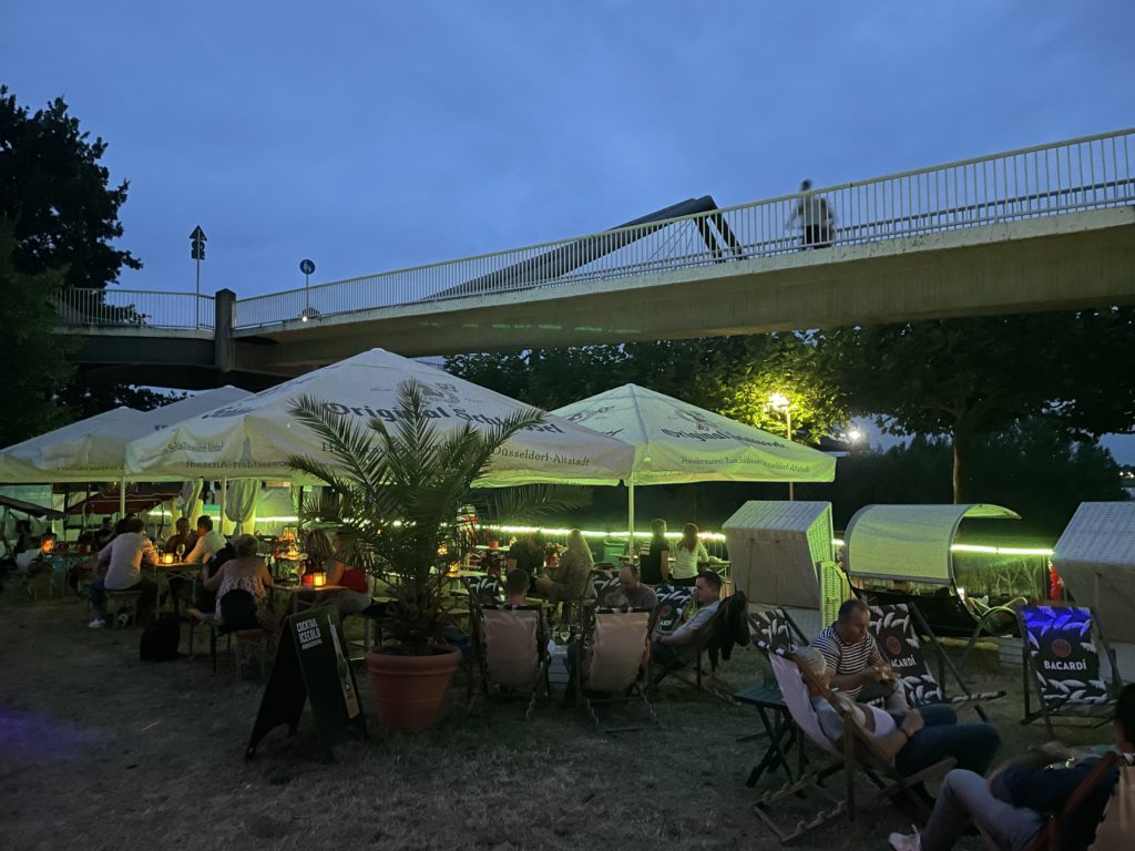 Fußgängerbrücke und der Green Beachclub